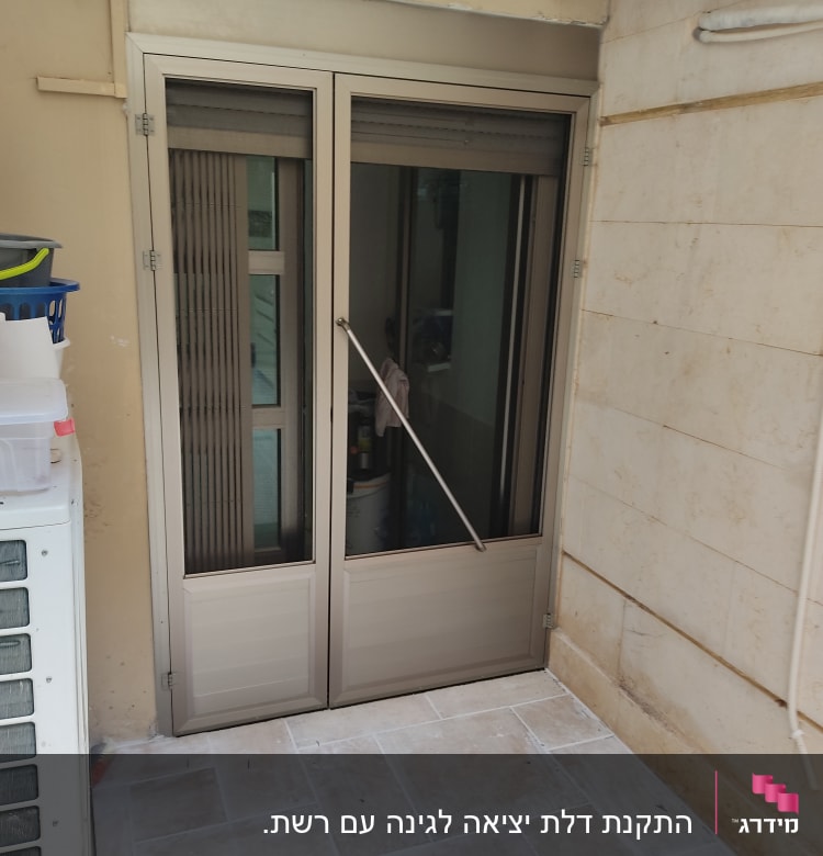 דלת אלומיניום עם חלונות זכוכית ומוט פתיחה